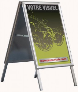 Le porte-affiche "chevalet charnières" - sol intérieur Le porte-affiche "chevalet charnières" - sol intérieur