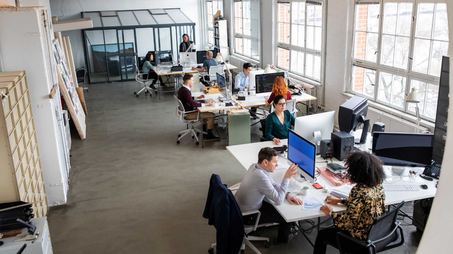 Construire des espaces de coworking innovants : le rôle clé des menuiseries en aluminium et acier