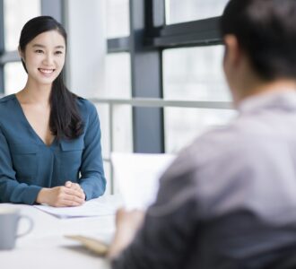 Comment formuler un mail de réponse de disponibilité pour un entretien ?